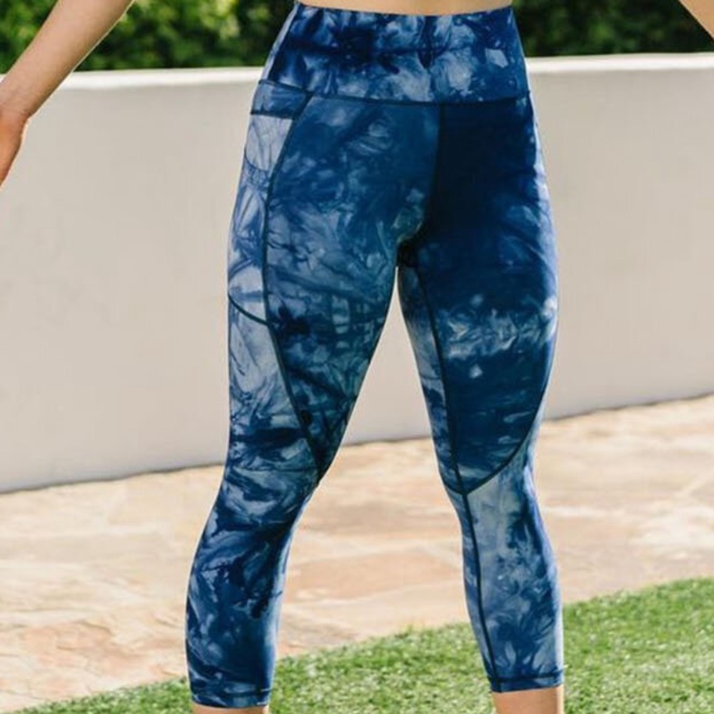 Zyia navy hendrix pocket light n tight
Capris 20” size 6-8
NWT